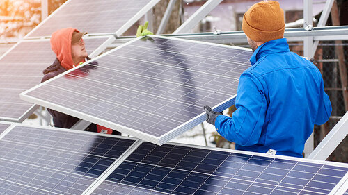 Handwerker-Photovoltaik-Anlage-192793484-FO-anatoliy-gleb