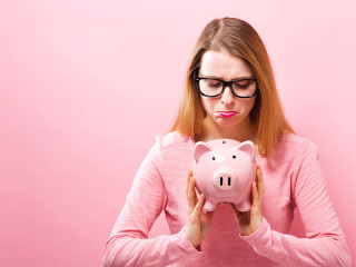 Frau-enttaeuscht-Sparschwein-192325463-FO-Tierney