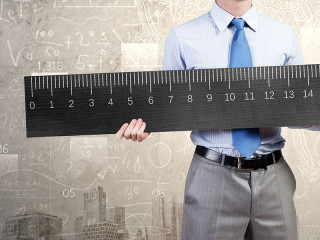 ANzugtraeger-großes-Lineal-84631935-FO-Sergey-Nivens