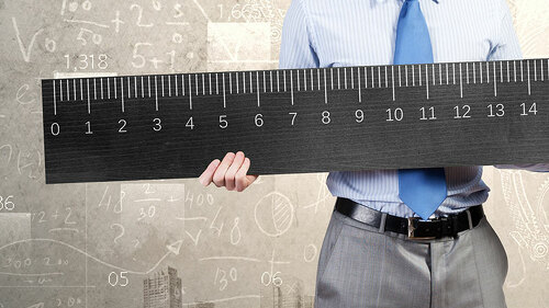 ANzugtraeger-großes-Lineal-84631935-FO-Sergey-Nivens