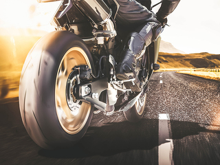 Motorradfahrer-138823596-FO-nikoendres