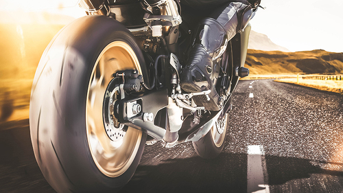 Motorradfahrer-138823596-FO-nikoendres