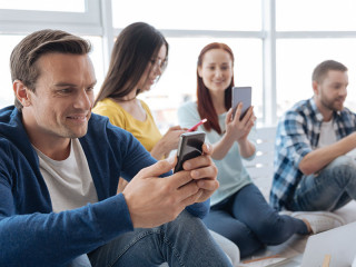 Leute-mit-Smartphones-158997629-FO-Viacheslav-Iakobchuk