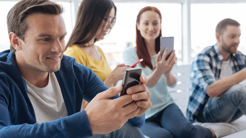 Leute-mit-Smartphones-158997629-FO-Viacheslav-Iakobchuk