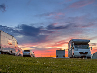 Caravans-Sonnenuntergang-98855948-FO-creativenature-nl
