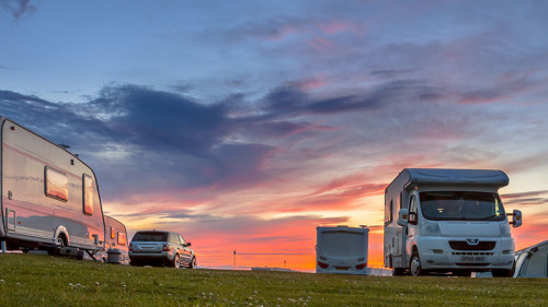 Caravans-Sonnenuntergang-98855948-FO-creativenature-nl