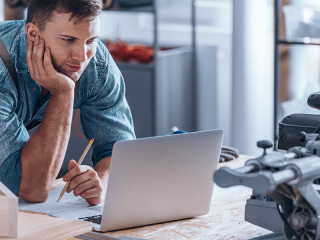 Handwerker-Laptop-180244312-FO-Photographee-eu