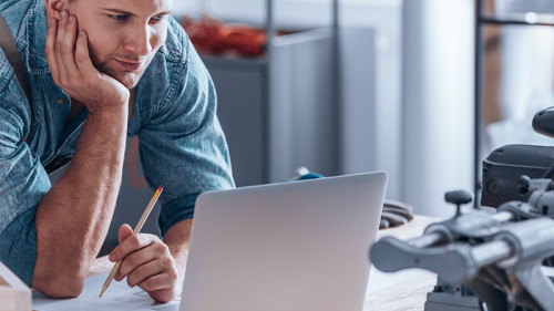 Handwerker-Laptop-180244312-FO-Photographee-eu