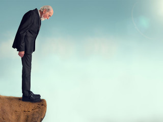 Senior-Anzugtraeger-vor-Abgrund-74069389-FO-eelnosiva