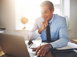 Anzugtareger-Laptop-194774393-FO-Flamingo-Images