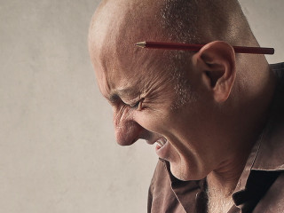 Handwerker-schmerzverzerrt-112096701-FO-olly