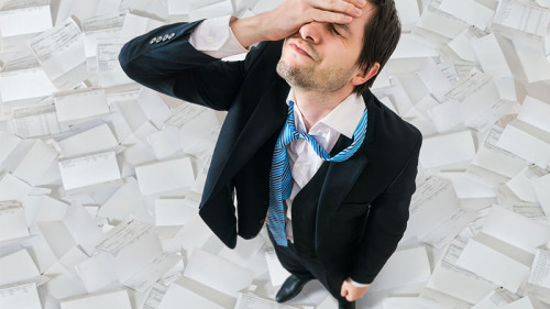 Anzugtraeger-fasst-sich-an-Stirn-124669614-FO-vchalup