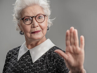 Seniorin-zornig-139554639-FO-YakobchukOlena