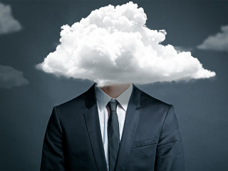 Anzugtraeger-Kopf-in-Wolken-80791899-FO-lassedesignen