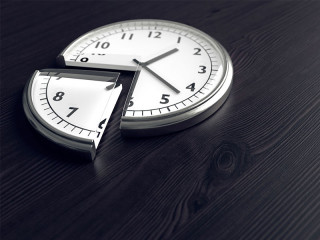 Uhr-Stueck-herausgeschnitten-119126061-FO-fotomek