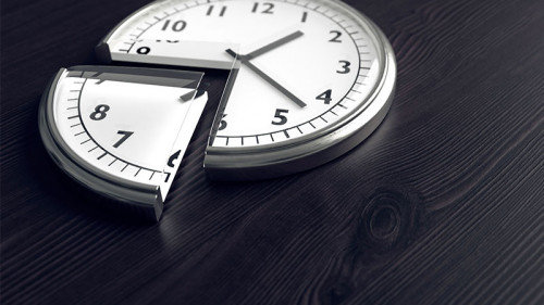 Uhr-Stueck-herausgeschnitten-119126061-FO-fotomek