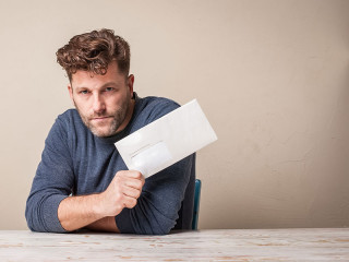 Mann-mit-Brief-177789467-FO-patrickjohn71