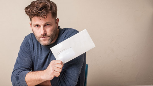 Mann-mit-Brief-177789467-FO-patrickjohn71