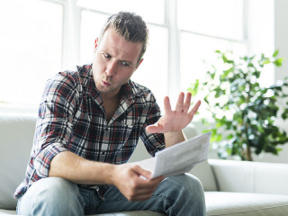 Mann-verwirrt-Brief-174557888-FO-pololia