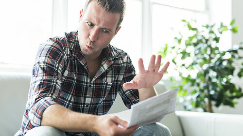 Mann-verwirrt-Brief-174557888-FO-pololia