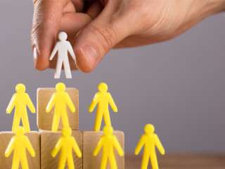 Hand-Bauklotze-Koepfe-194541770-FO-Andrey-Popov