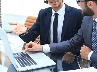 Anzugtraeger-Laptop-195725817-FO-FotolEdhar