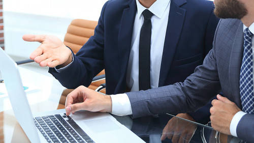 Anzugtraeger-Laptop-195725817-FO-FotolEdhar