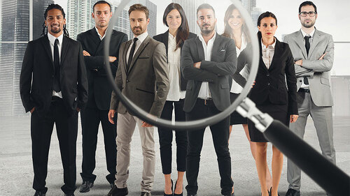 Gruppe-Anzugtraeger-Lupe-127787474-FO-alphaspirit