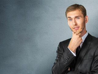 Anzugtraeger-skeptisch-196317500-FO-fotofabrika