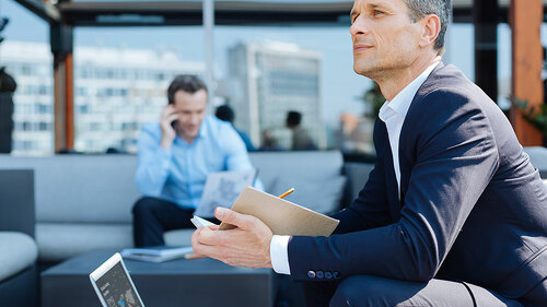 Anzugtraeger-Dachterasse-169392084-FO-Viacheslav-Iakobchuk