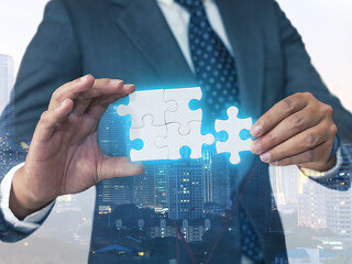 Anzugtraeger-Puzzleteile-129389504-FO-farizun-amrod