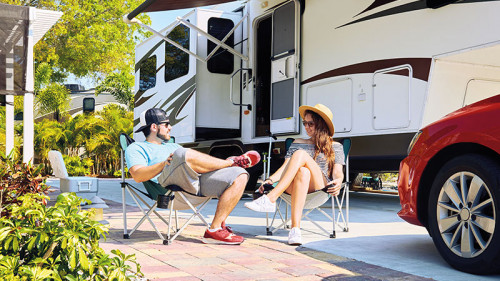 Paar-vor-Caravan-164016786-FO-LazorPhotography