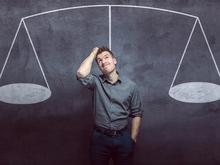 Mann-Waage-unentschlossen-151075749-FO-VanHope