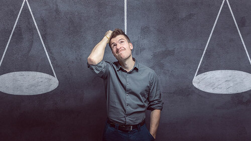 Mann-Waage-unentschlossen-151075749-FO-VanHope