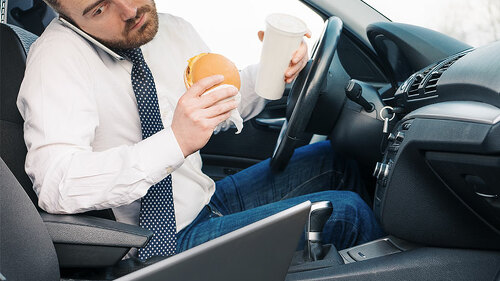 Fahrer-isst-trinkt-telefoniert-179412341-FO-Paolese