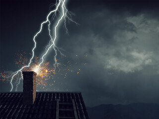 Blitz-schlaegt-in-Schornstein-ein-165628558-FO-Sergey-Nivens