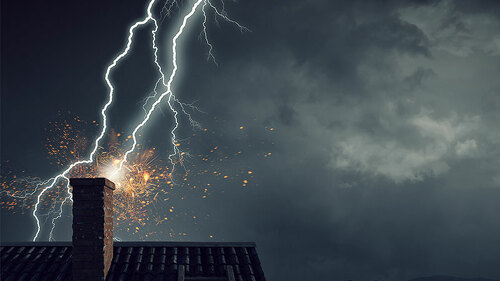Blitz-schlaegt-in-Schornstein-ein-165628558-FO-Sergey-Nivens