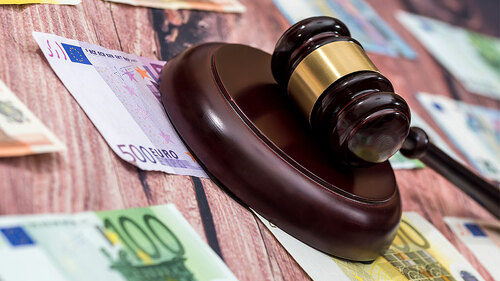 Richter-Hammer-Geldscheine-137719613-FO-alfexe