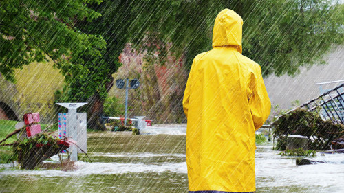 Person-Regenmantel-Ueberschwemmung-114124613-FO-Juergen-Faelchle