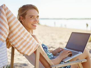 Frau-Strand-Laptop-161498699-FO-contrastwerkstatt