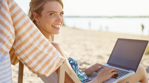 Frau-Strand-Laptop-161498699-FO-contrastwerkstatt
