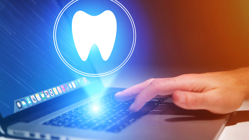 Laptop-digitaler-Zahn-Hand-142386972-FO-Production-Perig