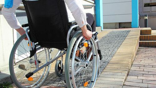 Frau-Rollstuhl-Rampe-63831114-FO-RioPatuca-Images