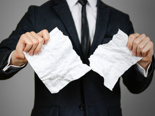 Anzugtraeger-zerreißt-Papier-145458156-FO-OBprod