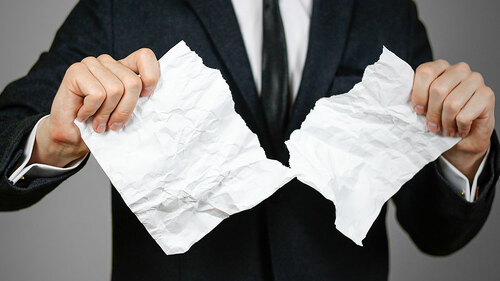 Anzugtraeger-zerreißt-Papier-145458156-FO-OBprod