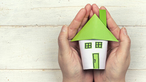 Papier-Haus-in-Haenden-136707158-FO-Jenny-Sturm