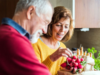 Senioren-Paar-Einkaeufe-181634224-FO-Halfpoint