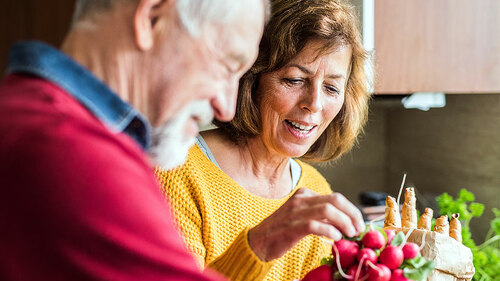 Senioren-Paar-Einkaeufe-181634224-FO-Halfpoint