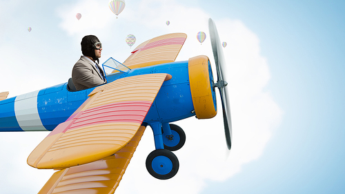 Anzugtraeger-in-Flugzeug-176980662-FO-Sergey-Nivens