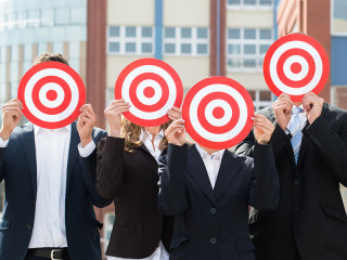 Anzugtraeger-Zielscheiben-Kopf-110456224-FO-Andrey-Popov